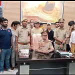 काशी विश्वनाथ धाम के बाहर पुलिस द्वारा गिरफ्तार किए गए दलाल और कथित पंडा।