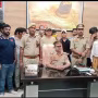 काशी विश्वनाथ धाम के बाहर पुलिस द्वारा गिरफ्तार किए गए दलाल और कथित पंडा।