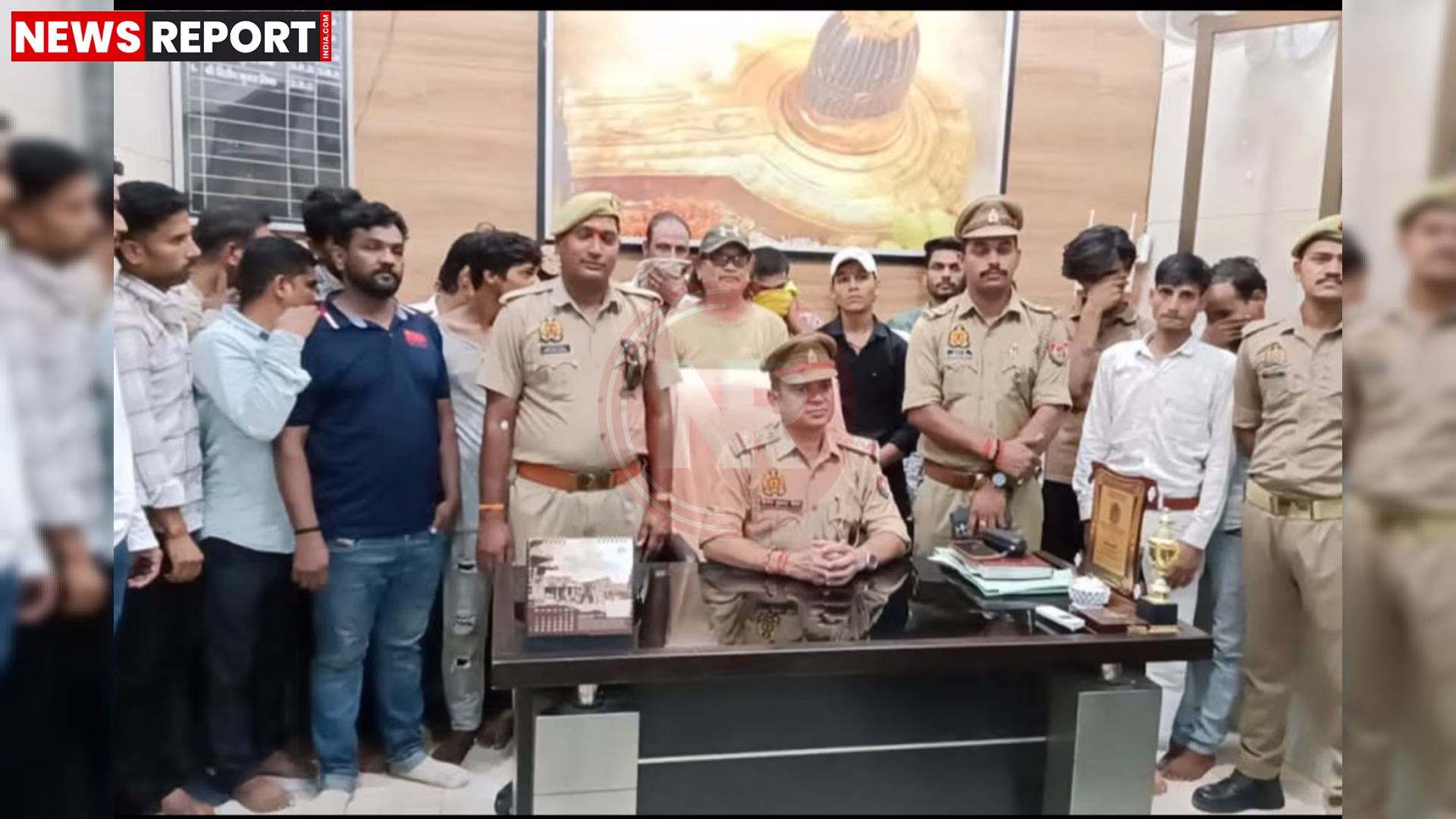 काशी विश्वनाथ धाम के बाहर पुलिस द्वारा गिरफ्तार किए गए दलाल और कथित पंडा।