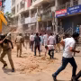 लखनऊ सिविल कोर्ट के बाहर बुलडोजर कार्रवाई के दौरान विरोध प्रदर्शन करते वकील और मौके पर मौजूद पुलिस बल।