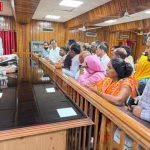 लखनऊ में संविदा श्रमिकों के समायोजन मामले की सुनवाई करते आयोग सदस्य