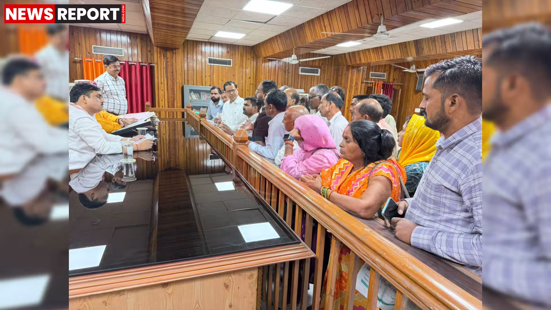 लखनऊ में संविदा श्रमिकों के समायोजन मामले की सुनवाई करते आयोग सदस्य