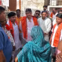 विधायक सौरभ श्रीवास्तव चौहान बस्ती में लोगों से बात करते हुए और उनकी समस्याएँ सुनते हुए