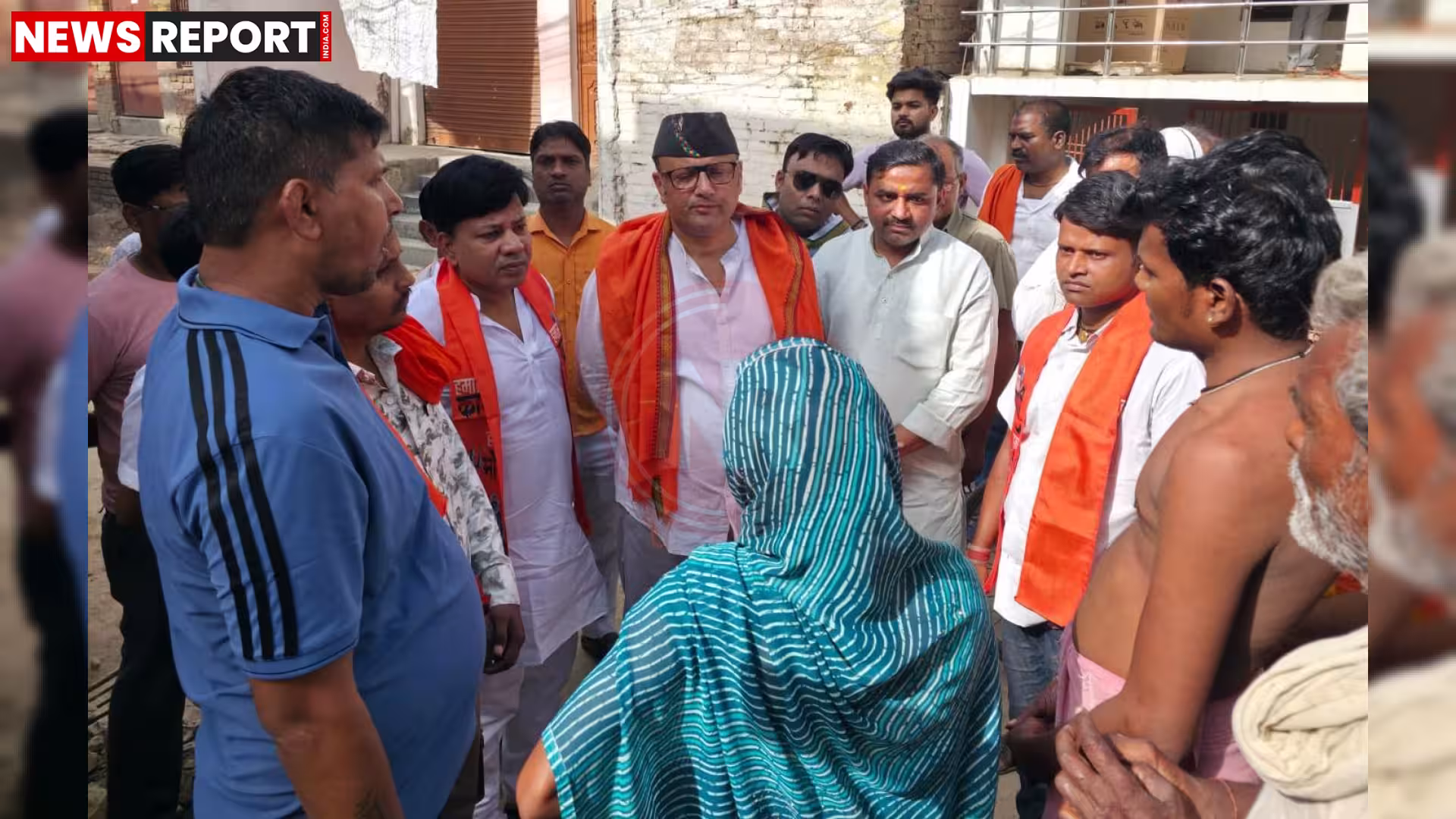 विधायक सौरभ श्रीवास्तव चौहान बस्ती में लोगों से बात करते हुए और उनकी समस्याएँ सुनते हुए
