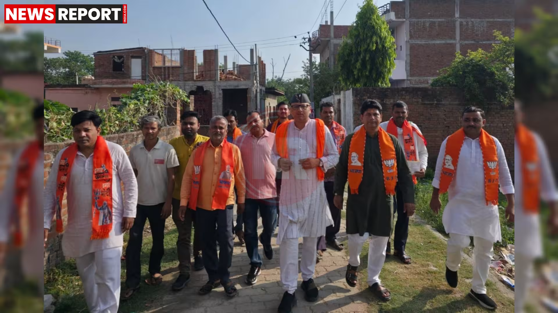 विधायक सौरभ श्रीवास्तव ग्रामीणों से बातचीत करते हुए, उनकी समस्याएं सुनते हुए।