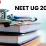 नीट यूजी 2026 परीक्षा रद्द होने से चिंतित छात्र और एक रद्द हुआ एडमिट कार्ड।