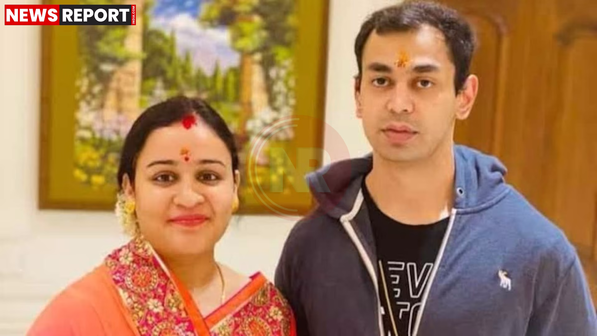 अखिलेश यादव और प्रतीक यादव की एक पुरानी तस्वीर जिसमें दोनों साथ दिख रहे हैं।