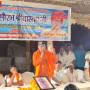 रामनगर के बलुआ घाट पर निषाद समाज द्वारा विधायक सौरभ श्रीवास्तव का पारंपरिक पगड़ी पहनाकर सम्मान करते हुए लोग