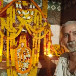 रामनगर स्थित मां मनसा देवी मंदिर का बाहरी दृश्य, जिसमें श्रद्धालु और मुख्य पुजारी पंडित सुधाकर मिश्र दिखाई दे रहे हैं।
