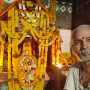 रामनगर स्थित मां मनसा देवी मंदिर का बाहरी दृश्य, जिसमें श्रद्धालु और मुख्य पुजारी पंडित सुधाकर मिश्र दिखाई दे रहे हैं।