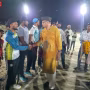 विधायक सौरभ श्रीवास्तव रामनगर प्रीमियर लीग सीजन 3 का उद्घाटन करते हुए खिलाड़ियों से मिल रहे हैं।