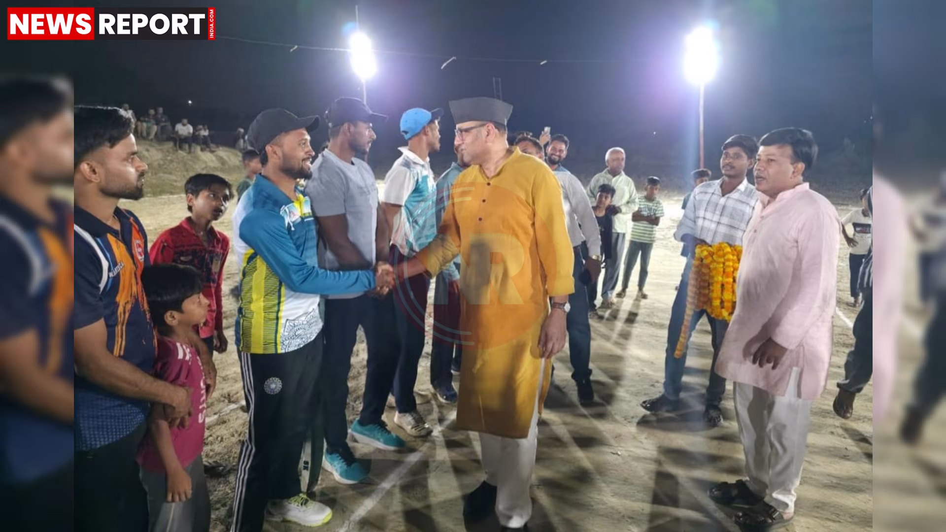 विधायक सौरभ श्रीवास्तव रामनगर प्रीमियर लीग सीजन 3 का उद्घाटन करते हुए खिलाड़ियों से मिल रहे हैं।