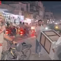 पुलिसकर्मी रामनगर में अतिक्रमण हटाते हुए, सड़क पर खड़े ठेले और वाहनों को हटाते हुए