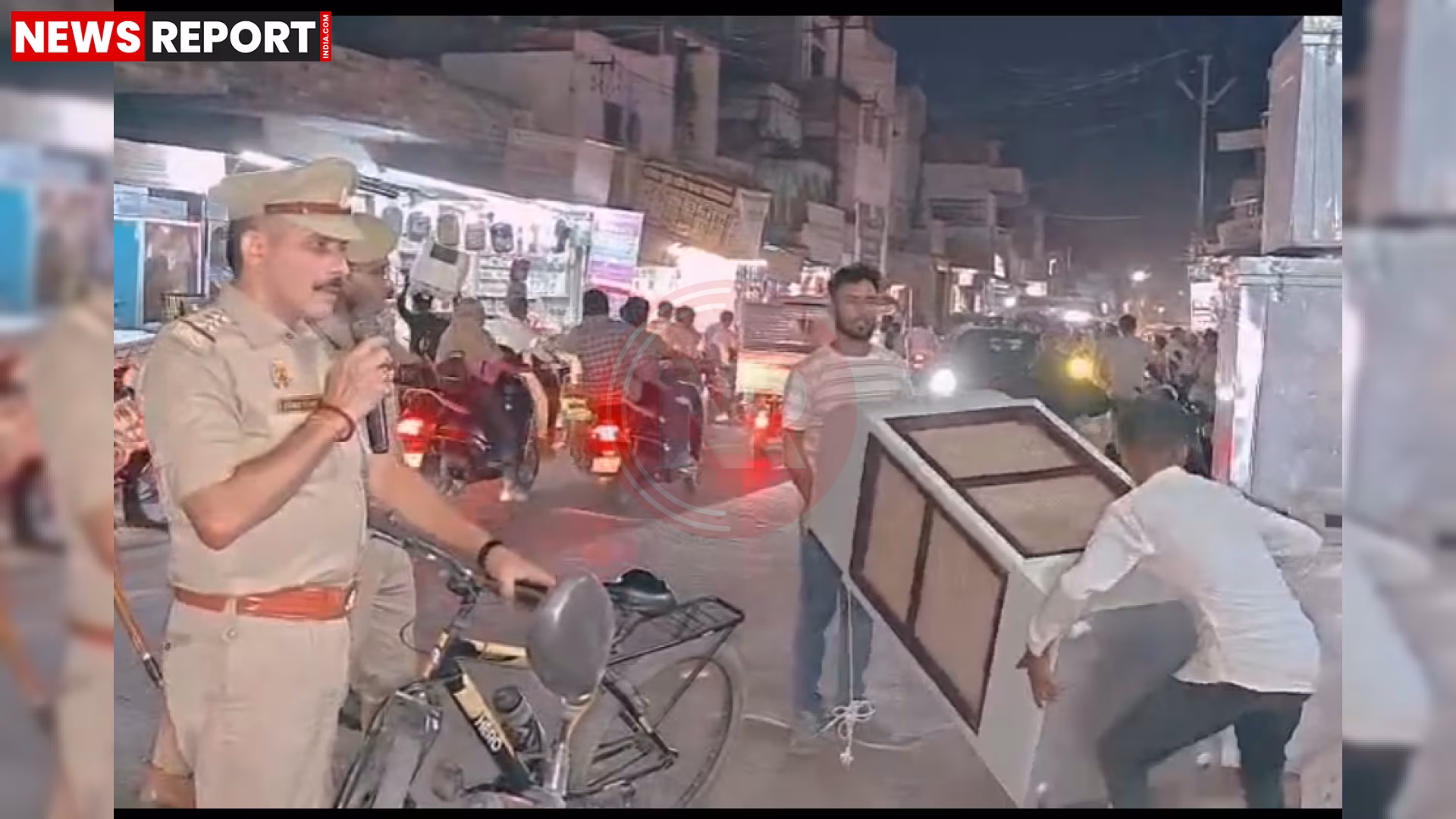 पुलिसकर्मी रामनगर में अतिक्रमण हटाते हुए, सड़क पर खड़े ठेले और वाहनों को हटाते हुए