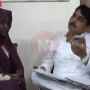 पिछड़ा आयोग सदस्य सतेंद्र बारी एक वृद्ध महिला की बात सुनते हुए, उनके चेहरे पर संवेदनशीलता दिख रही है