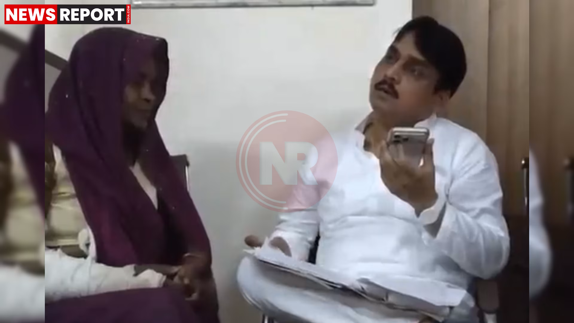 पिछड़ा आयोग सदस्य सतेंद्र बारी एक वृद्ध महिला की बात सुनते हुए, उनके चेहरे पर संवेदनशीलता दिख रही है