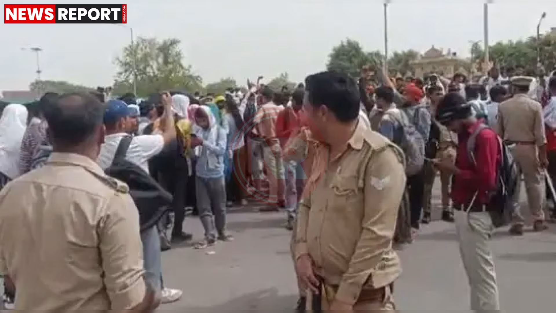 कानपुर में एसएससी जीडी पेपर लीक के विरोध में महाराजपुर हाईवे जाम करते नाराज छात्र और मौके पर पुलिस