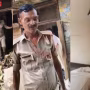 सुल्तानपुर अग्निशमन केंद्र में वर्दी पहने होमगार्ड जवान झाड़ू लगाते या सामान उठाते हुए
