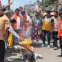 भाजपा कार्यकर्ता रामनगर चौक पर कांग्रेस प्रदेश अध्यक्ष अजय राय का पुतला फूंकते हुए प्रदर्शन कर रहे हैं।