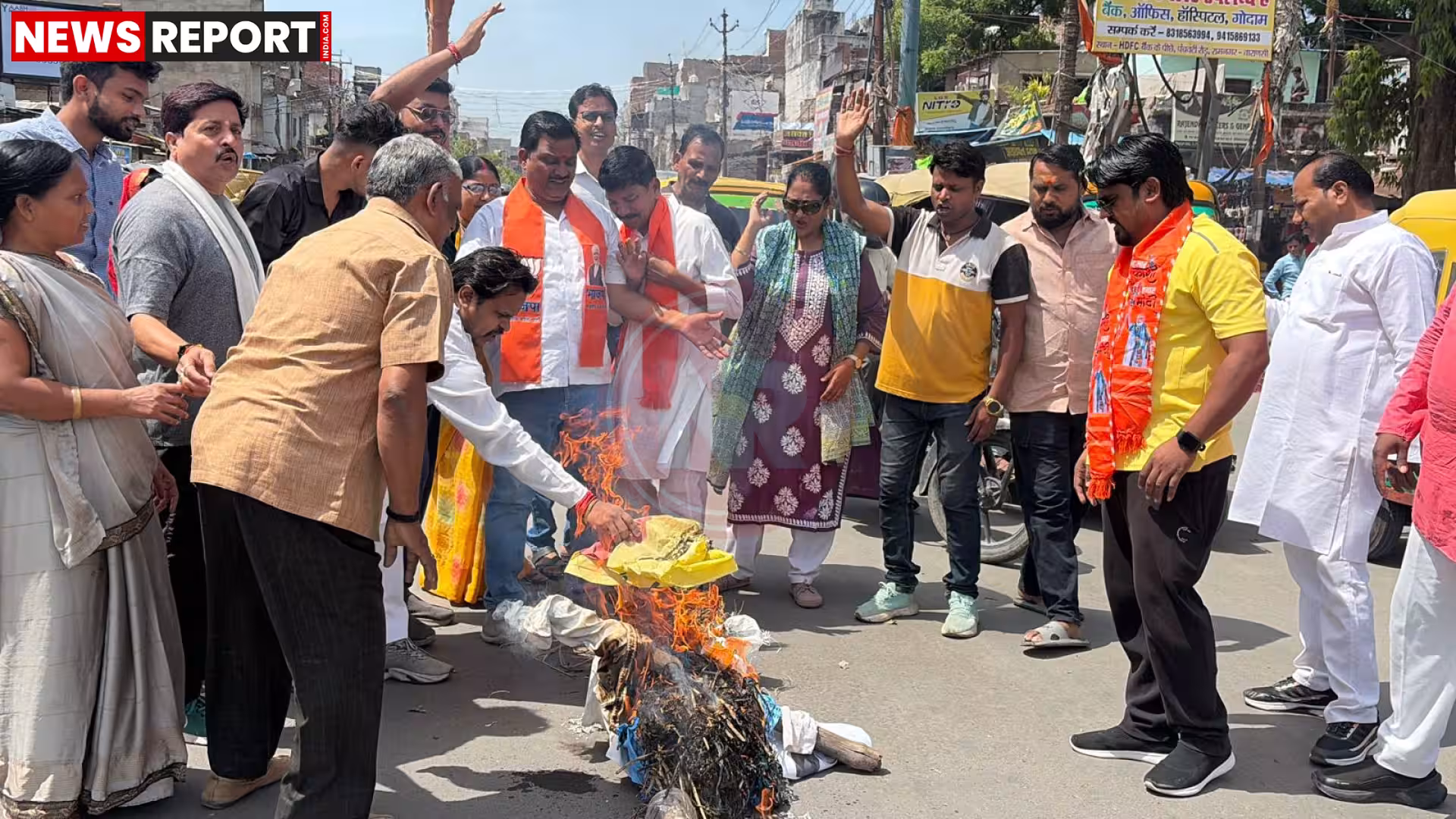 भाजपा कार्यकर्ता रामनगर चौक पर कांग्रेस प्रदेश अध्यक्ष अजय राय का पुतला फूंकते हुए प्रदर्शन कर रहे हैं।