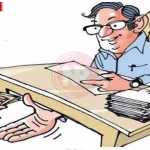 वाराणसी बोर्ड कार्यालय के बाहर भीड़, भ्रष्टाचार की शिकायत करते लोग