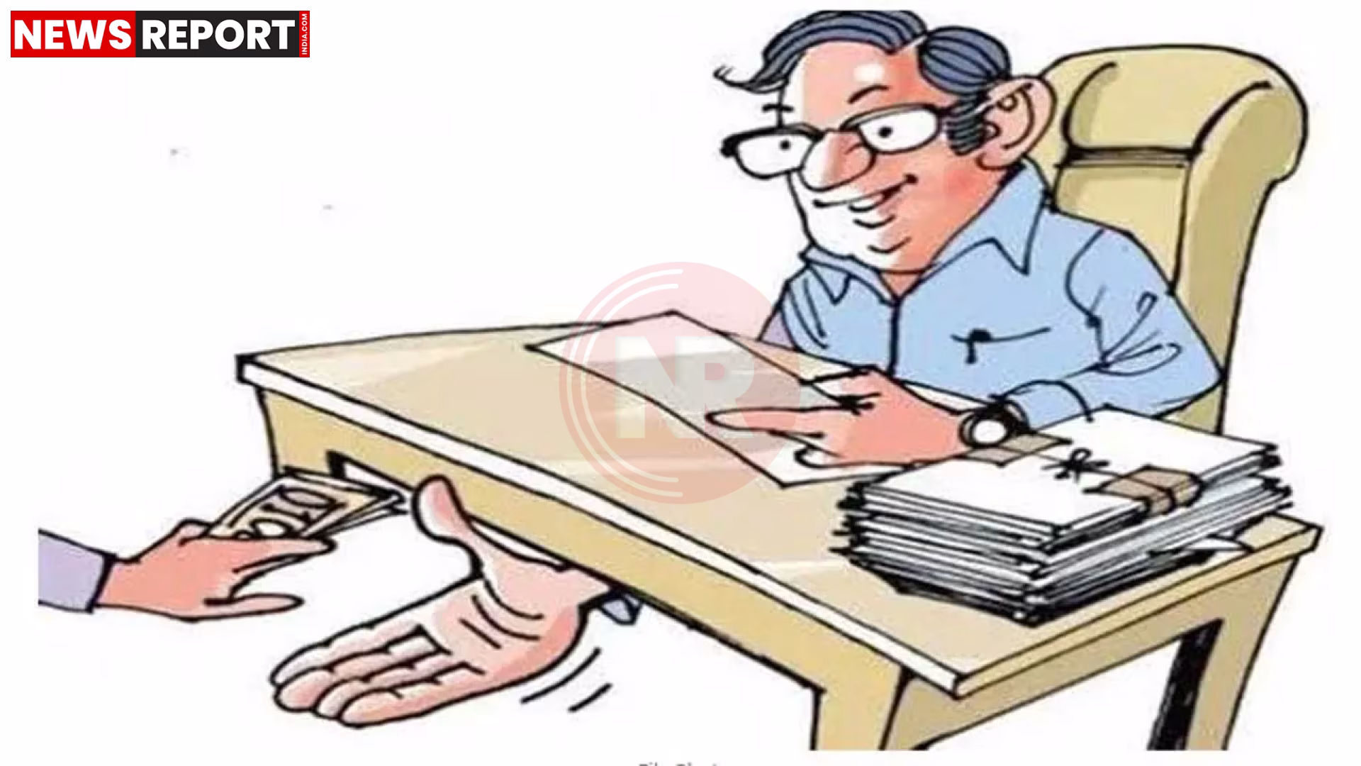 वाराणसी बोर्ड कार्यालय के बाहर भीड़, भ्रष्टाचार की शिकायत करते लोग