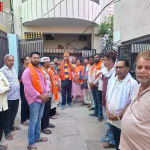 वाराणसी कैंट विधायक सौरभ श्रीवास्तव बिरदोपुर में 'आपका विधायक आपके द्वार' अभियान के दौरान जनता से संवाद करते हुए।