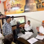 विधायक सौरभ श्रीवास्तव जनसुनवाई में लोगों की समस्या सुनते हुए