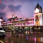 वाराणसी कैंट स्टेशन पर रेलवे ट्रैक के पास घायल पड़े ट्रेन मैनेजर पंकज श्रीवास्तव, आसपास रेलवे कर्मचारी और एंबुलेंस।