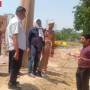 वाराणसी नगर आयुक्त हिमांशु नागपाल विकास कार्य का निरीक्षण करते हुए, जहां निर्माण में लापरवाही दिख रही है।