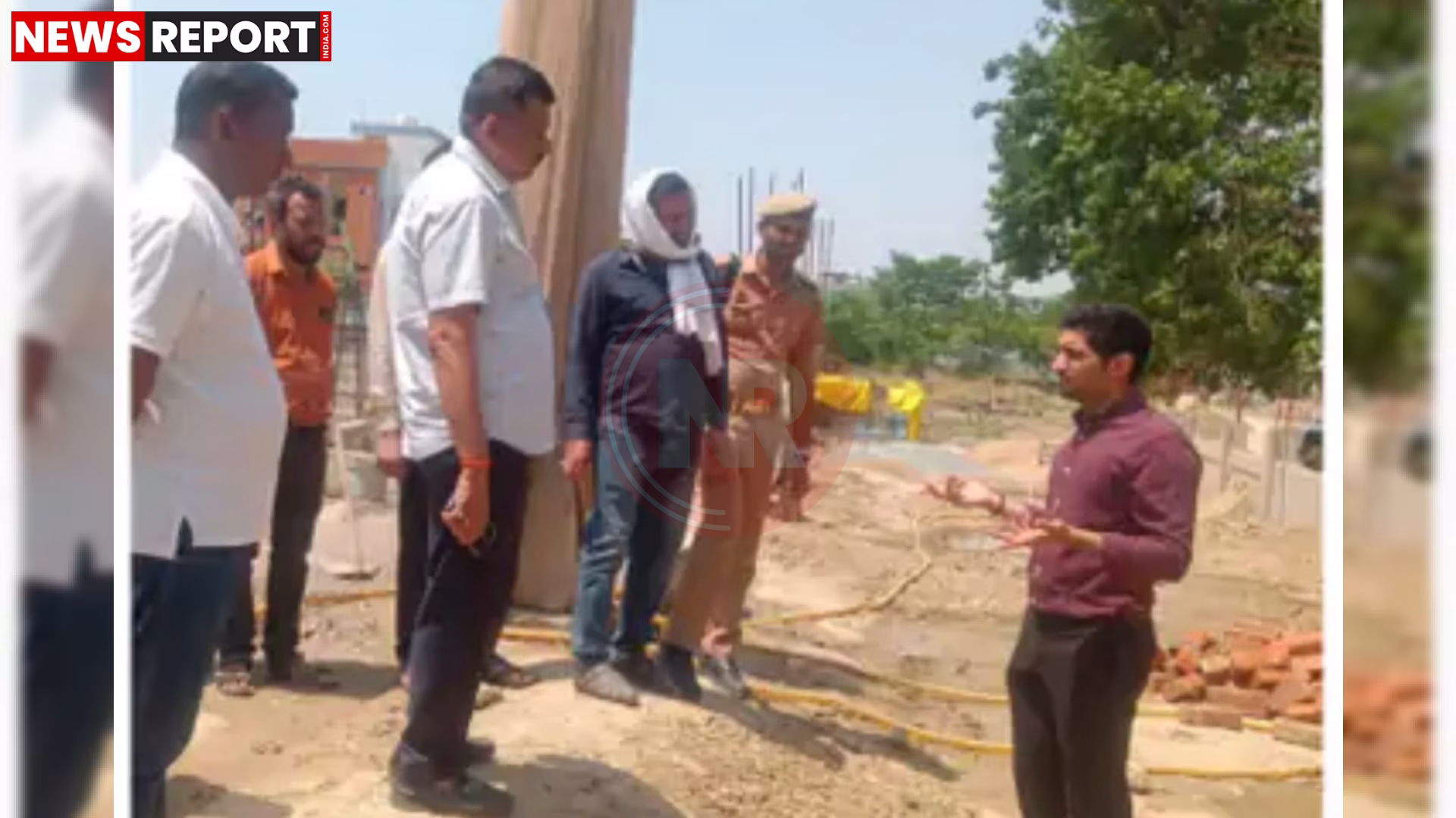 वाराणसी नगर आयुक्त हिमांशु नागपाल विकास कार्य का निरीक्षण करते हुए, जहां निर्माण में लापरवाही दिख रही है।