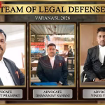 वाराणसी अदालत में एक व्यक्ति को जमानत मिलने के बाद राहत की मुद्रा में दिखाया गया।