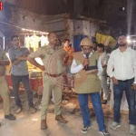 वाराणसी के दालमंडी में सड़क चौड़ीकरण के लिए मकानों पर निशान लगाते अधिकारी