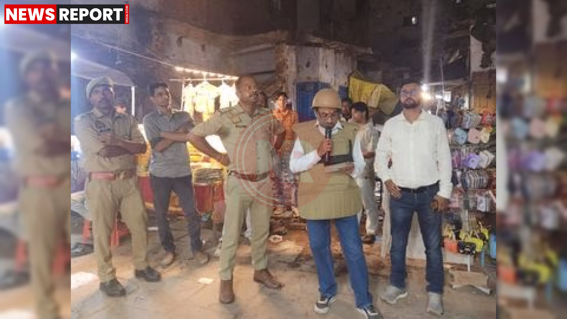 वाराणसी के दालमंडी में सड़क चौड़ीकरण के लिए मकानों पर निशान लगाते अधिकारी