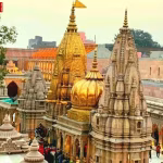 काशी विश्वनाथ मंदिर में भीषण गर्मी के बावजूद लंबी कतारों में खड़े श्रद्धालु