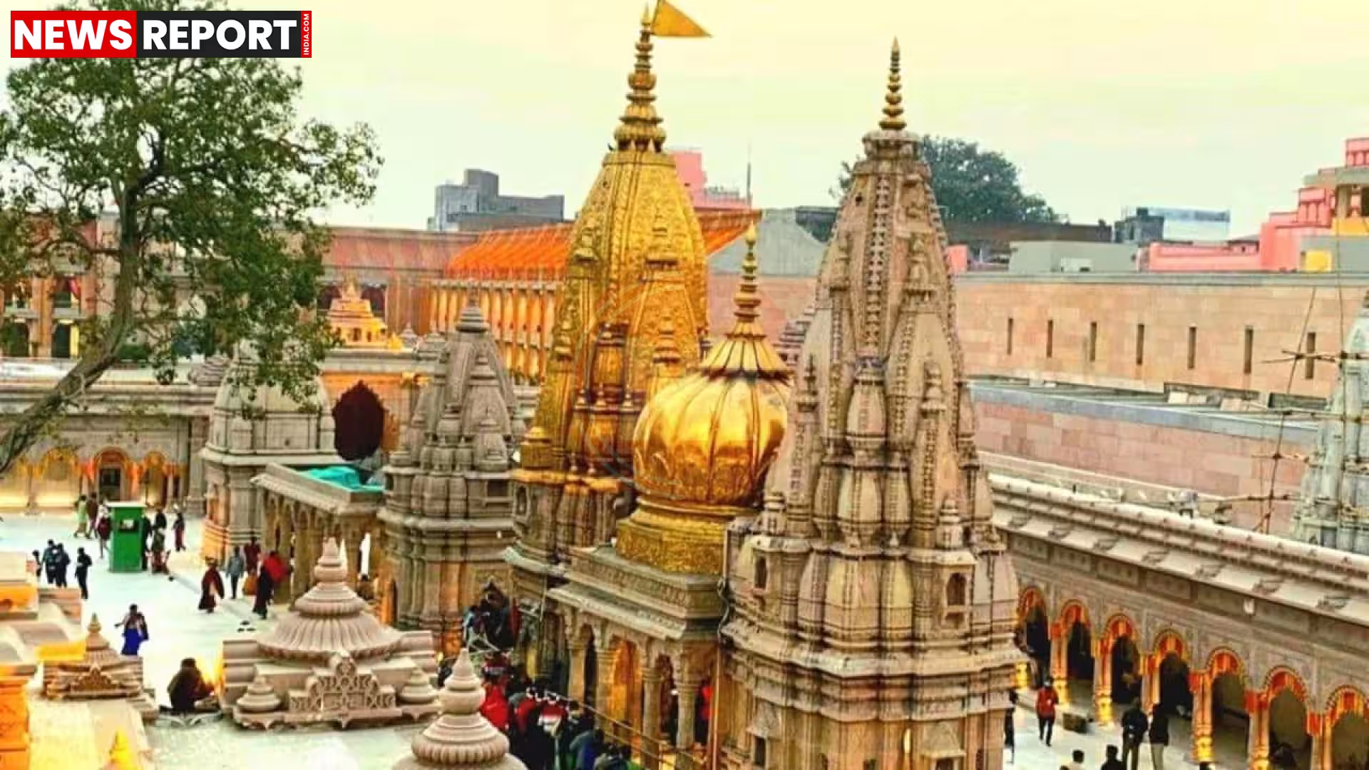 काशी विश्वनाथ मंदिर में भीषण गर्मी के बावजूद लंबी कतारों में खड़े श्रद्धालु
