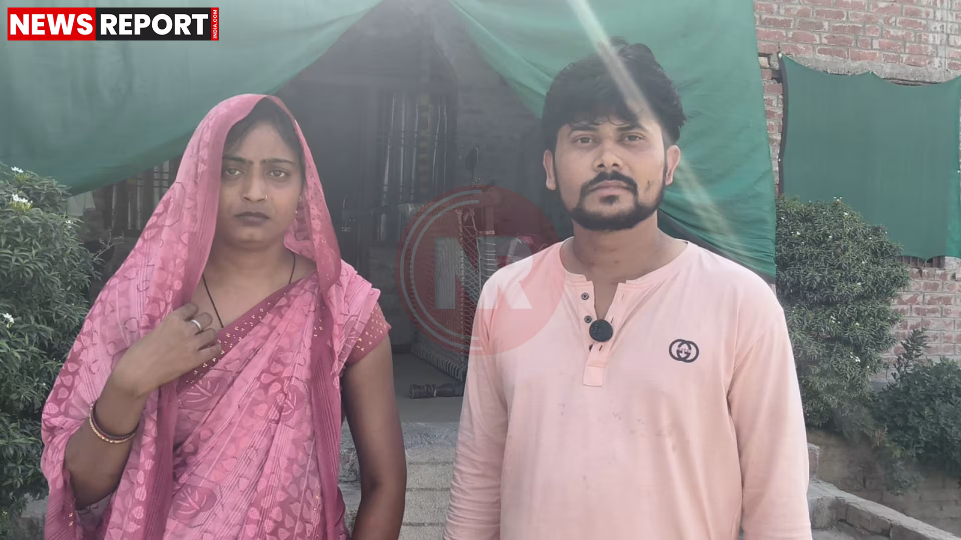 धानापुर गांव में पुलिस जांच करती हुई और विवादित घर के बाहर भीड़