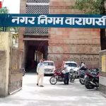 वाराणसी में नगर आयुक्त नाला सफाई का निरीक्षण करते हुए, सड़क किनारे सिल्ट पड़ी है।