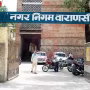 वाराणसी में नगर आयुक्त नाला सफाई का निरीक्षण करते हुए, सड़क किनारे सिल्ट पड़ी है।