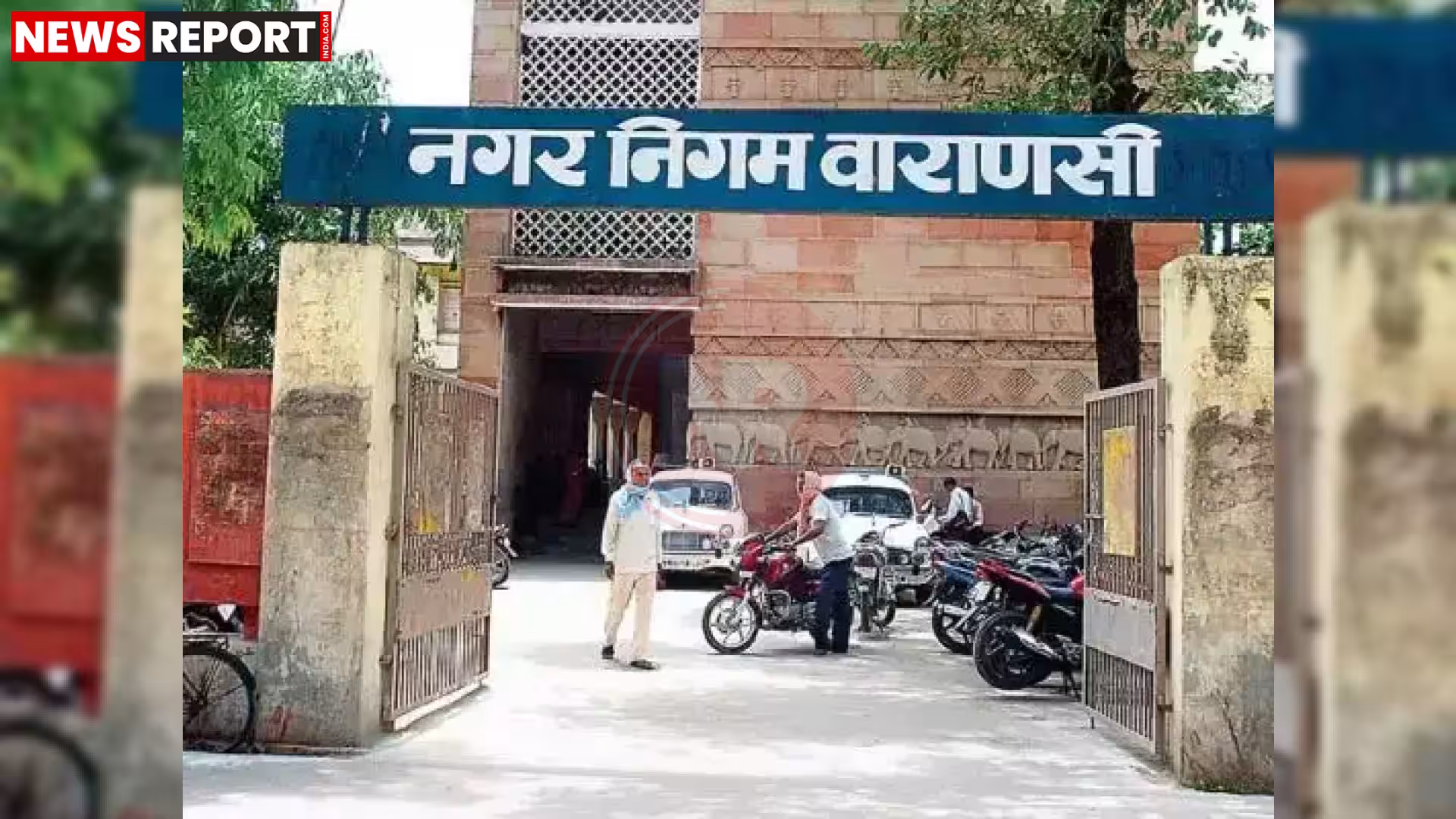 वाराणसी में नगर आयुक्त नाला सफाई का निरीक्षण करते हुए, सड़क किनारे सिल्ट पड़ी है।