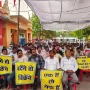 वाराणसी में बिजली विभाग कार्यालय के बाहर निजीकरण के विरोध में प्रदर्शन करते बिजली कर्मचारी।