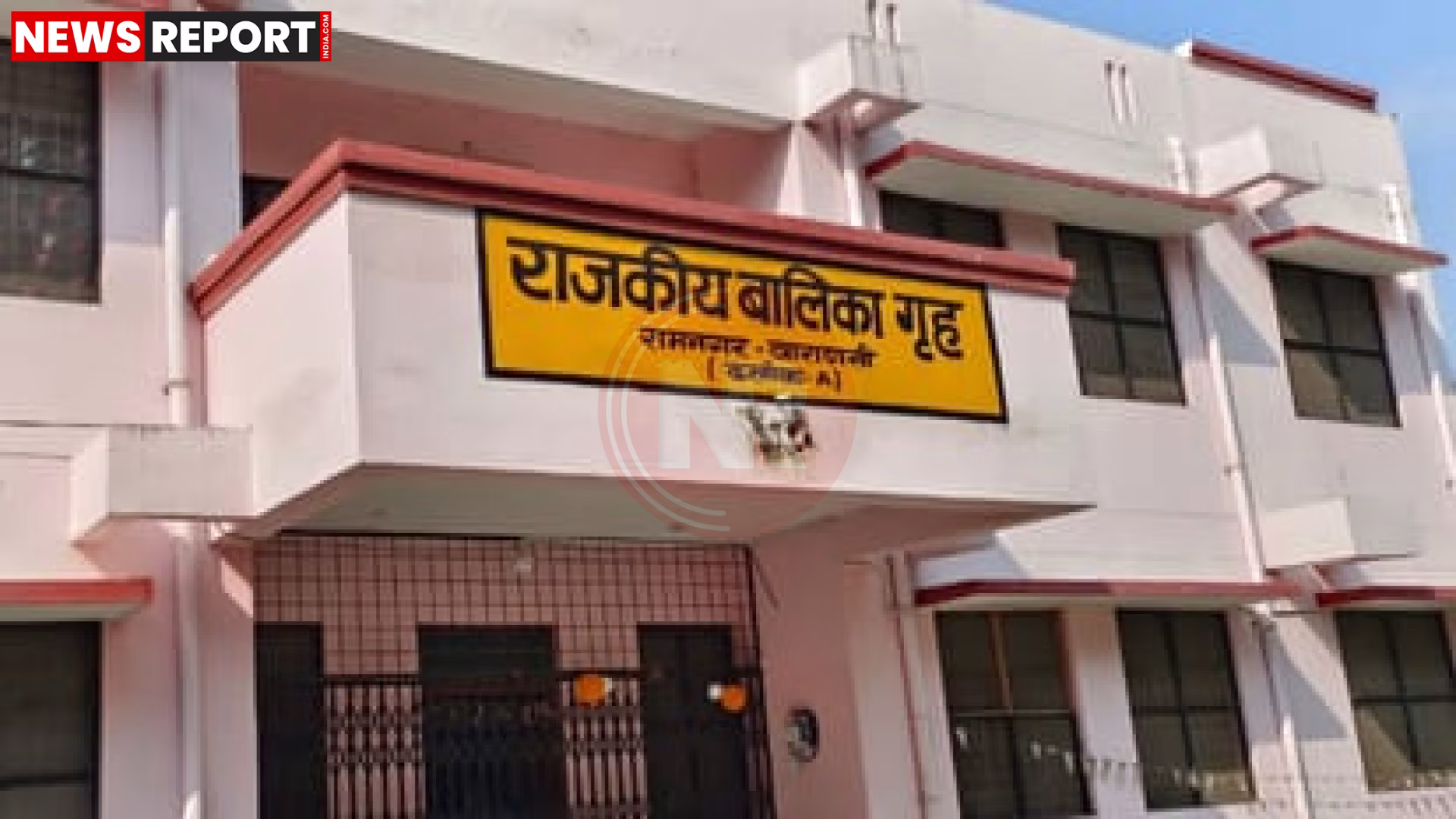 वाराणसी बालिका गृह के बाहर पुलिस जांच और सुरक्षाकर्मी