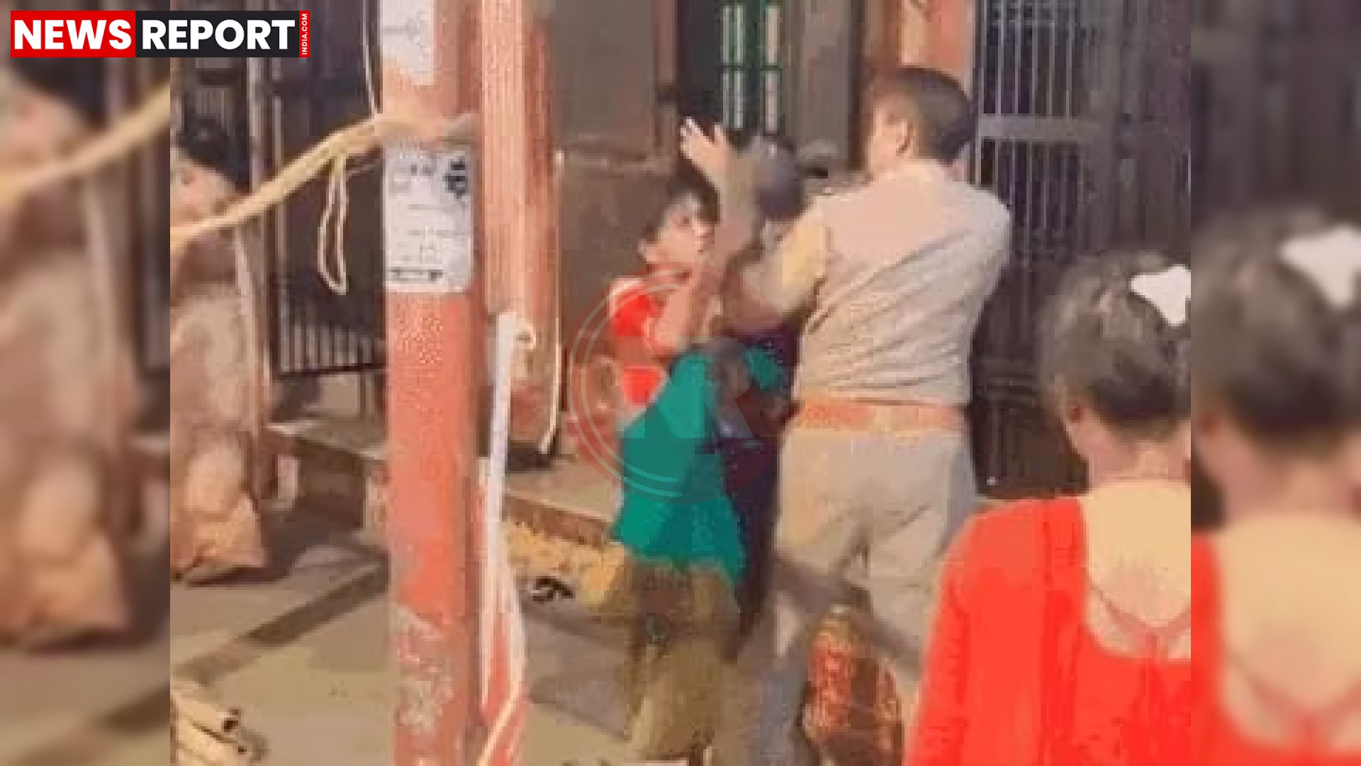 काशी विश्वनाथ धाम मार्ग पर महिला और हेड कॉन्स्टेबल के बीच मारपीट का वीडियो