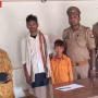 मातलदेई पुलिसकर्मी एक छोटे बच्चे को उसके माता-पिता से मिलाते हुए