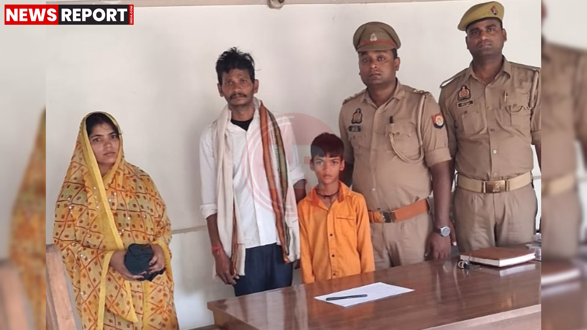 मातलदेई पुलिसकर्मी एक छोटे बच्चे को उसके माता-पिता से मिलाते हुए