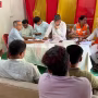 वाराणसी रामनगर में विधायक सौरभ श्रीवास्तव जनसुनवाई करते हुए, उनके सामने बड़ी संख्या में लोग अपनी समस्याएं बताते हुए