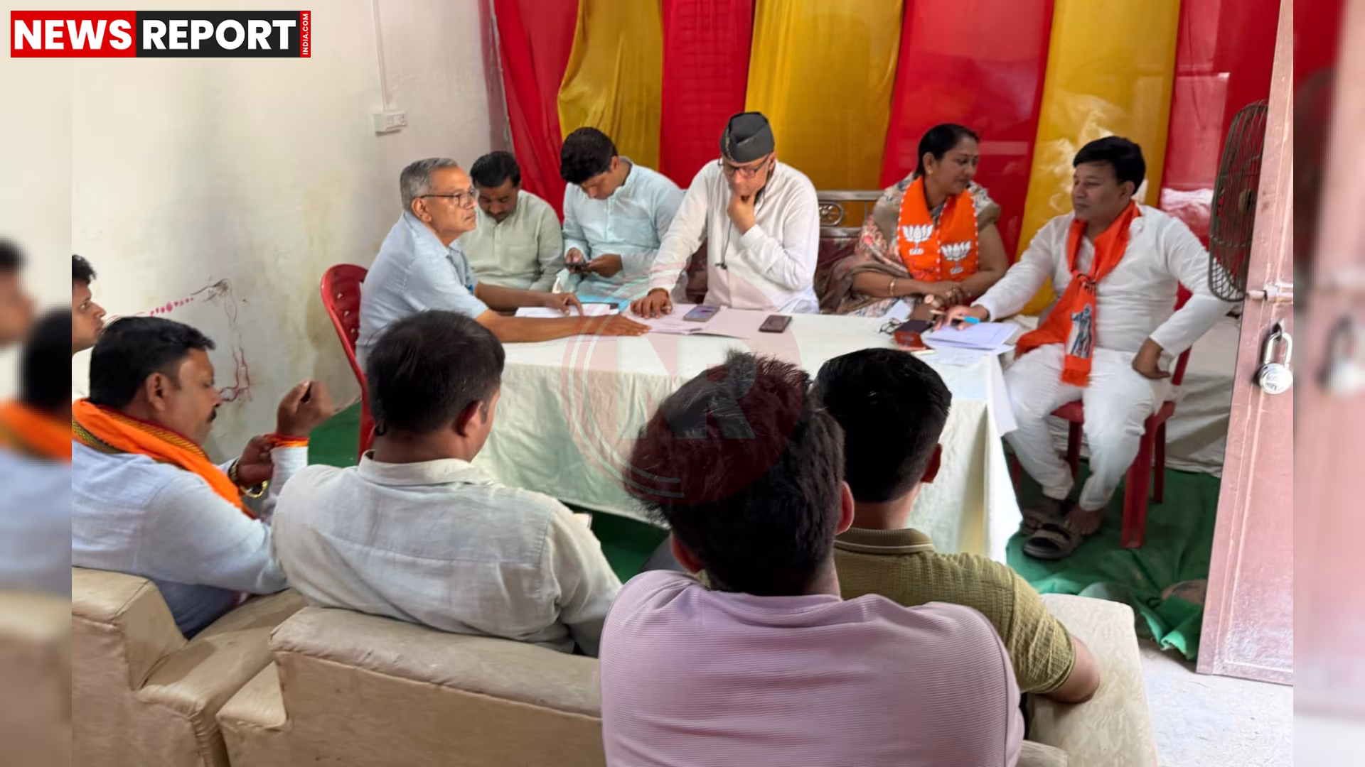 वाराणसी रामनगर में विधायक सौरभ श्रीवास्तव जनसुनवाई करते हुए, उनके सामने बड़ी संख्या में लोग अपनी समस्याएं बताते हुए
