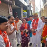 वाराणसी के रामनगर में सुबह 7 बजे गलियों में घूमते और जनता से बातचीत करते विधायक सौरभ श्रीवास्तव, उनके पीछे भारी जनसैलाब