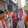 वाराणसी के रामनगर में सुबह 7 बजे गलियों में घूमते और जनता से बातचीत करते विधायक सौरभ श्रीवास्तव, उनके पीछे भारी जनसैलाब
