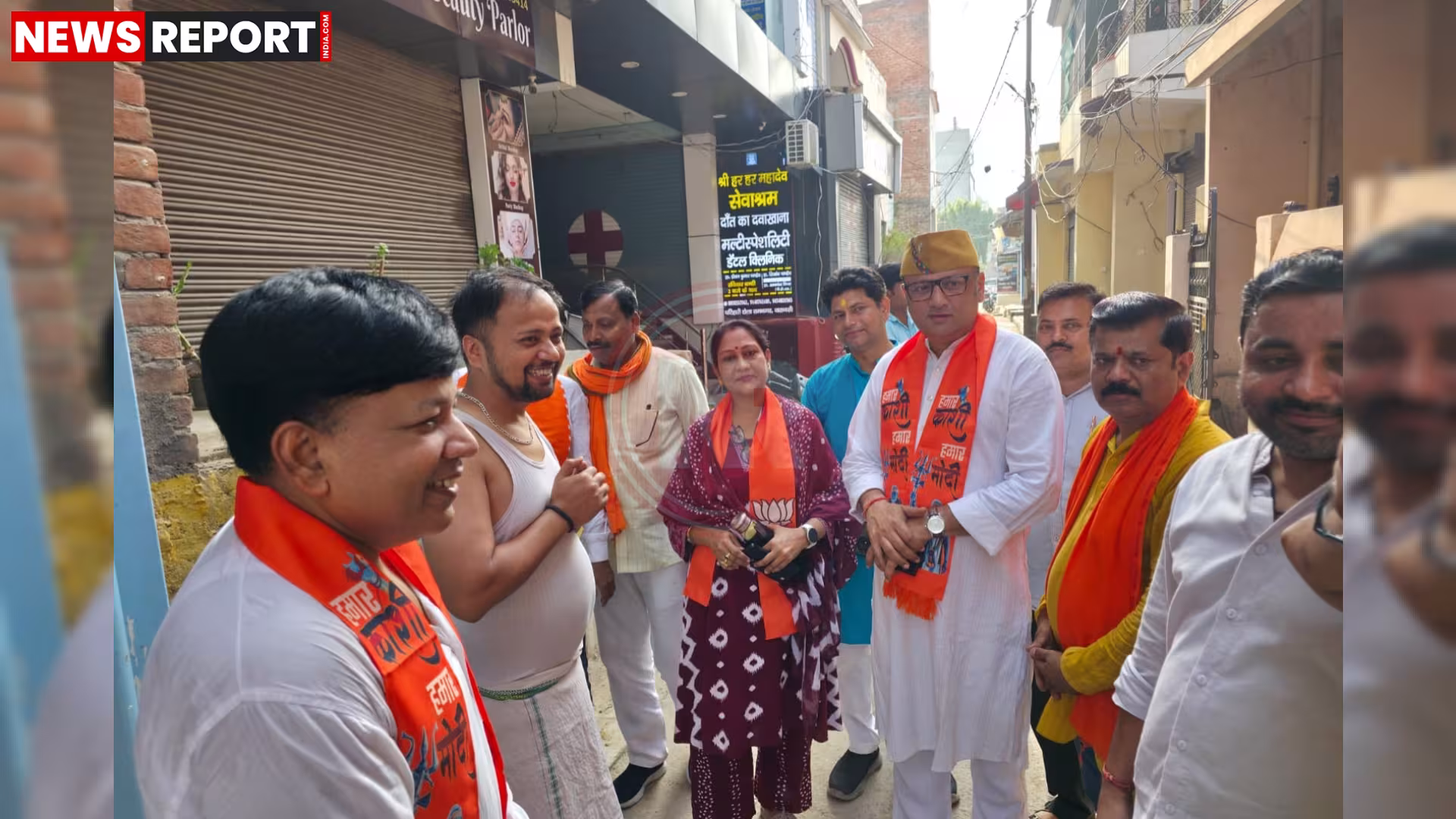 वाराणसी के रामनगर में सुबह 7 बजे गलियों में घूमते और जनता से बातचीत करते विधायक सौरभ श्रीवास्तव, उनके पीछे भारी जनसैलाब